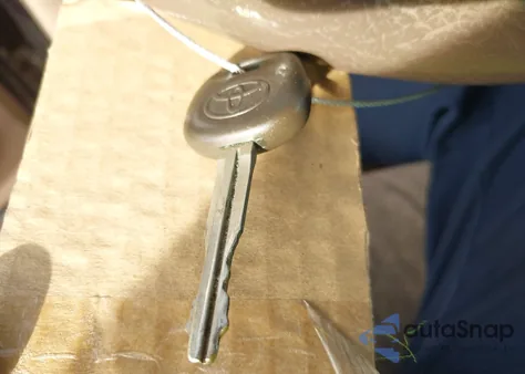 2001 Toyota Sequoia Sr5 V8 from USA, damaged, VIN 5TDBT44A01S015025